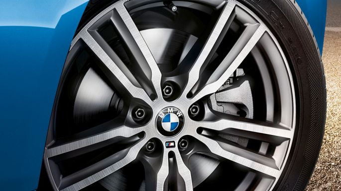 Light alloy wheels BMW 2 Series Gran Tourer Light alloy wheels BMW 2 Series Gran Tourer F46 2018 Estoril Blue metallic close-up view