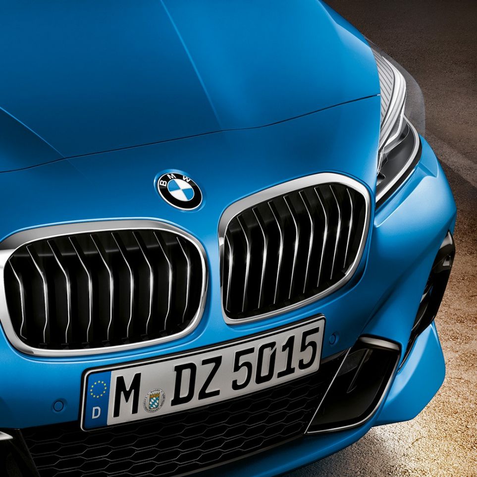 Double kidney grille BMW 2 Series Gran Tourer Double kidney grille BMW 2 Series Gran Tourer F46 2018 Estoril Blau metallic close-up front