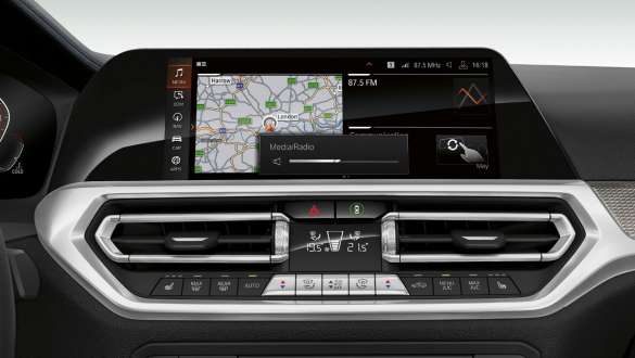 BMW 3 Series Sedan, BMW Gesture Control. Frontal close-up of the cockpit display of the BMW 3 Series Sedan with BMW Gesture Control.