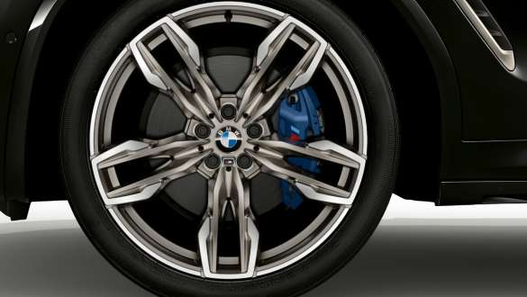 BMW X4 M40i M Sport brake. BMW X4 M40i in Black Sapphire metallic, exterior, light alloy wheel with M Sport brake.