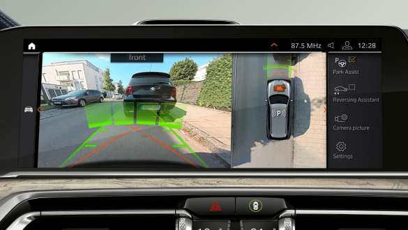BMW X7 M Automobile with Parking Assistant Plus BMW X7 M Automobile, Parking Assistant Plus: Cloes-up of driver’s panel, G07
