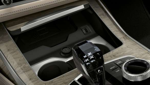 Temperature-controlled cupholders of the BMW X7 M Automobile BMW X7 M Automobile, interior, close-up of the centre console with focus on temperature-controlled cupholders, G07
