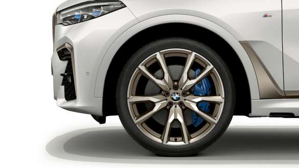 BMW X7 M Automobile with M light alloy wheels BMW X7 M Automobile with M light alloy wheels V-spoke style 755 M, G07, close-up wheel