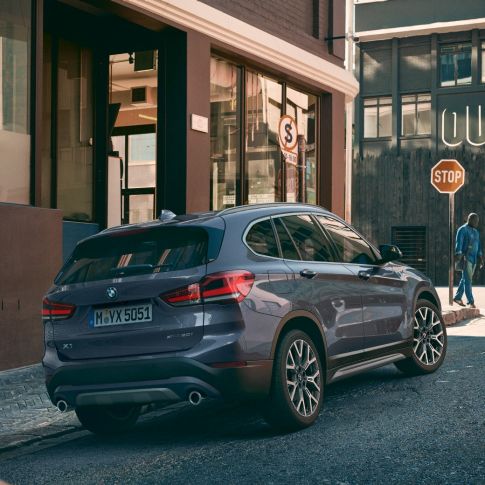 BMW X1, LED rear lights. BMW X1, three-quarter rear with view of the LED rear lights.
