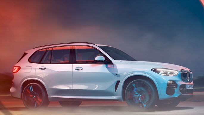 BMW X5 G05 2018 side view BMW X5 G05 2018 Mineral White metallic side view