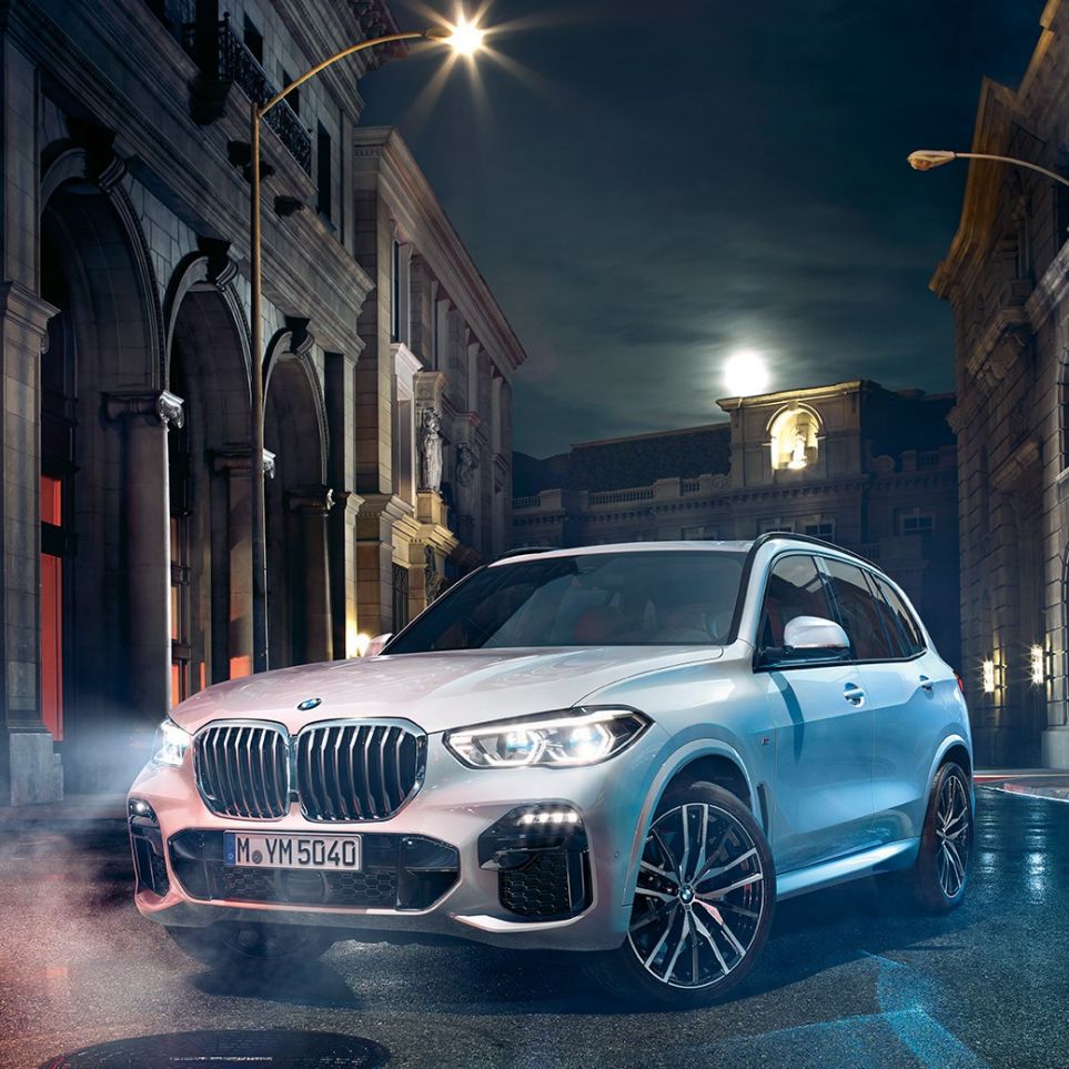 BMW X5 three-quarter front view BMW X5 G05 2018 Mineral White metallic three-quarter front view standing at night
