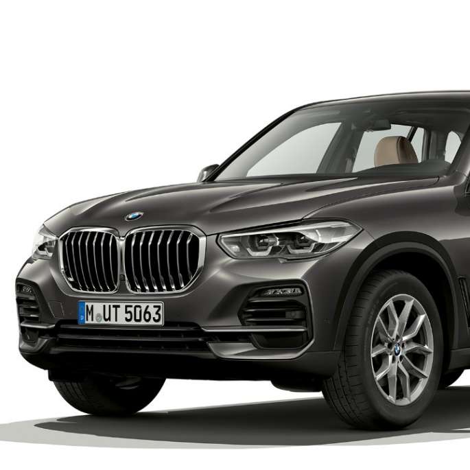 Basic model BMW X5 xDrive30d three-quarter front view Basic model BMW X5 xDrive30d G05 2018 Sophisto Grey Brilliant Effect metallic three-quarter front view