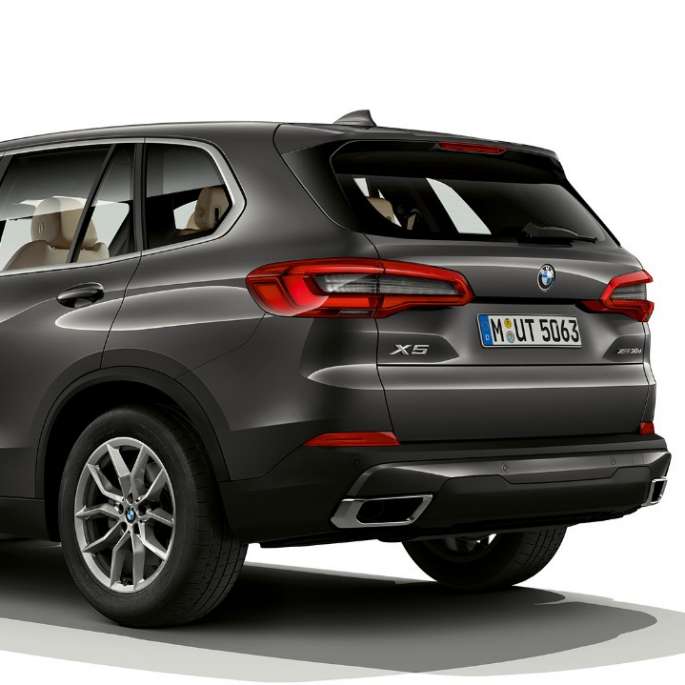 Basic model BMW X5 xDrive30d three-quarter rear view Basic model BMW X5 xDrive30d G05 2018 Sophisto Grey Brilliant Effect metallic three-quarter rear view