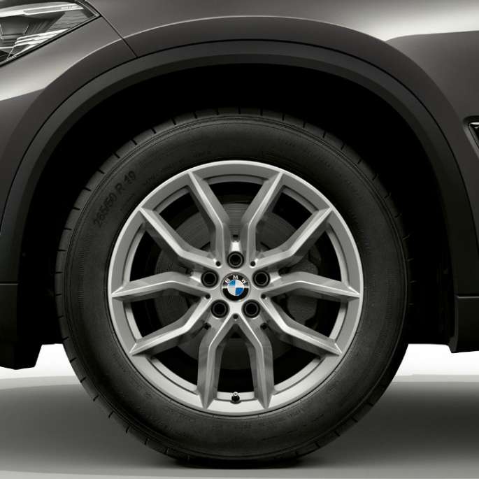 Basic model BMW X5 xDrive30d lateral front with rim Basic model BMW X5 xDrive30d G05 2018 Sophisto Grey Brilliant Effect metallic lateral front with rim