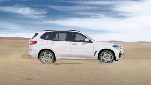 Driving mode xSand BMW X5 Driving mode xSand BMW X5 G05 2018 Mineral White metallic side view driving on sand