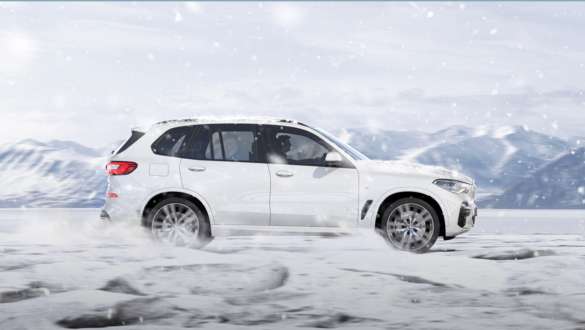 Driving mode xSnow BMW X5 Driving mode xSnow BMW X5 G05 2018 Mineral White metallic side view driving on snow