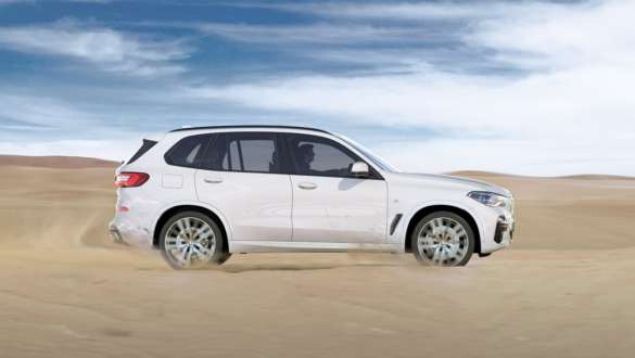 Driving mode xSand BMW X5 Driving mode xSand BMW X5 G05 2018 Mineral White metallic side view driving on sand
