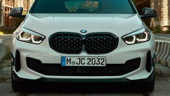 M Performance front splitter in black high-gloss BMW 1 Series F40 M Performance Parts M Performance front splitter in black high-gloss BMW 1 Series F40 M Performance Parts close up
