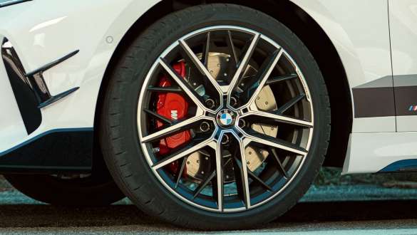 19" M Performance light alloy wheel Double-spoke style 555 M Bicolor BMW 1 Series F40 M Performance Parts 19" M Performance light alloy wheel Double-spoke style 555 M Bicolor BMW 1 Series F40 M Performance Parts close up