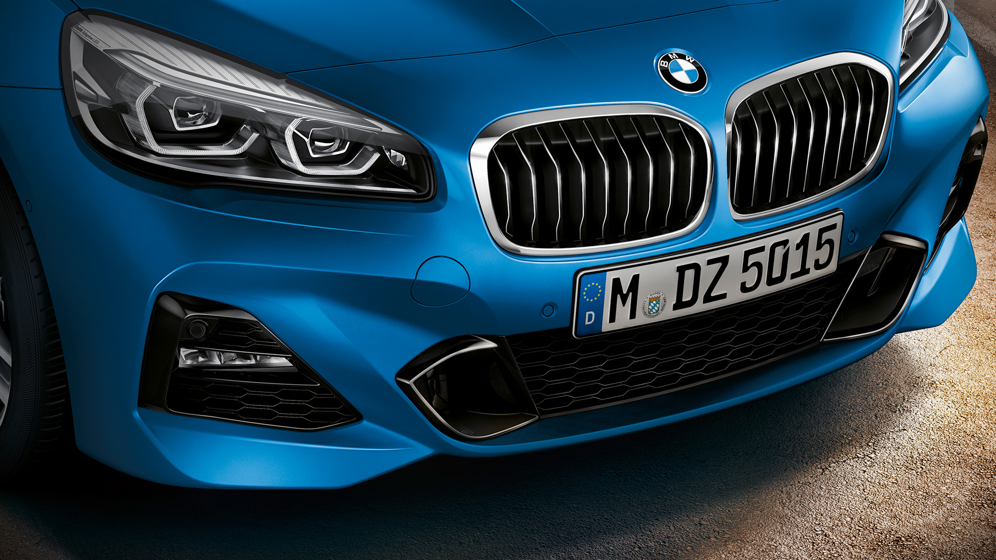 Double kidney grille BMW 2 Series Gran Tourer Double kidney grille BMW 2 Series Gran Tourer F46 2018 Estoril Blau metallic close-up front