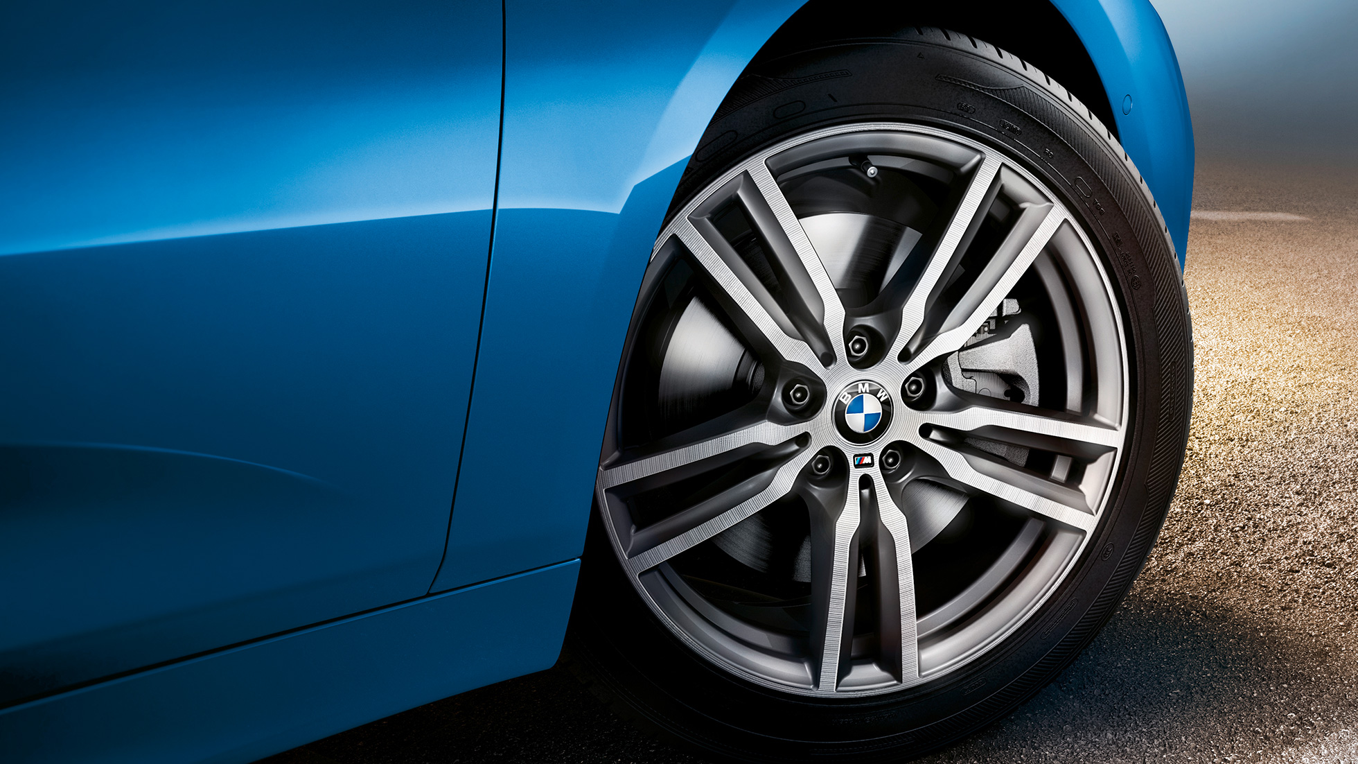 Light alloy wheels BMW 2 Series Gran Tourer Light alloy wheels BMW 2 Series Gran Tourer F46 2018 Estoril Blue metallic close-up view