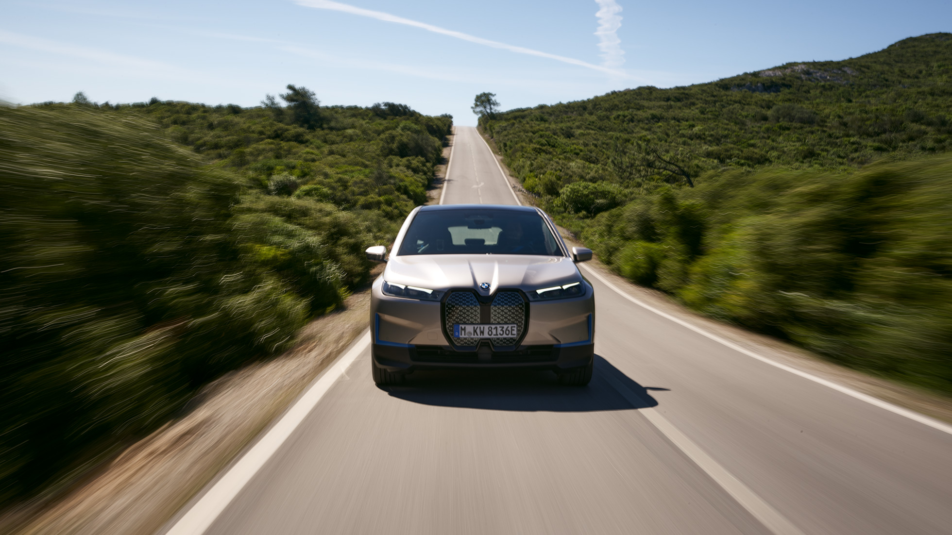 BMW iX front view on the road BMW iX Cashmere Silver i20 front view on the road