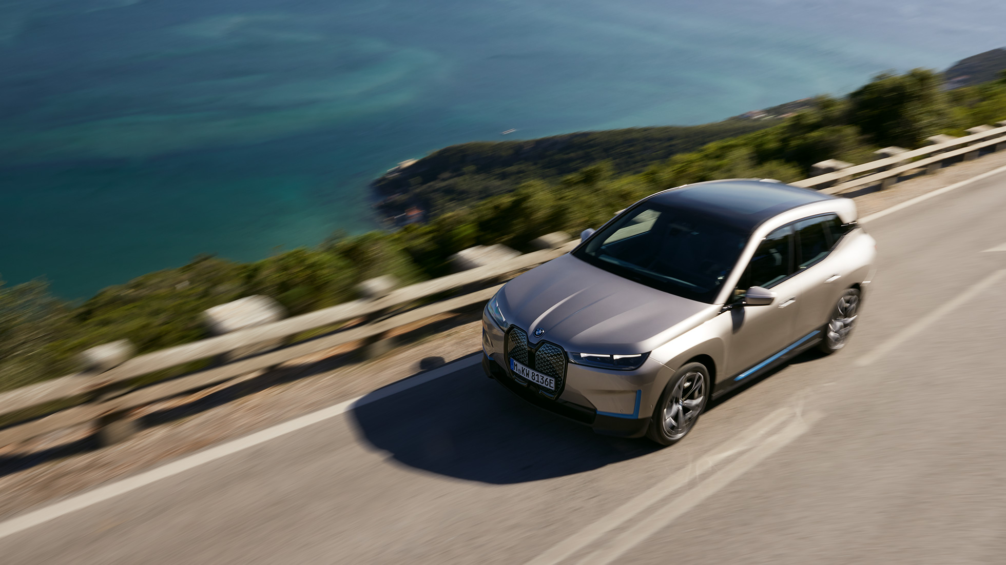 BMW iX bird’s-eye view on the road BMW iX Cashmere Silver i20 bird’s-eye view on the road