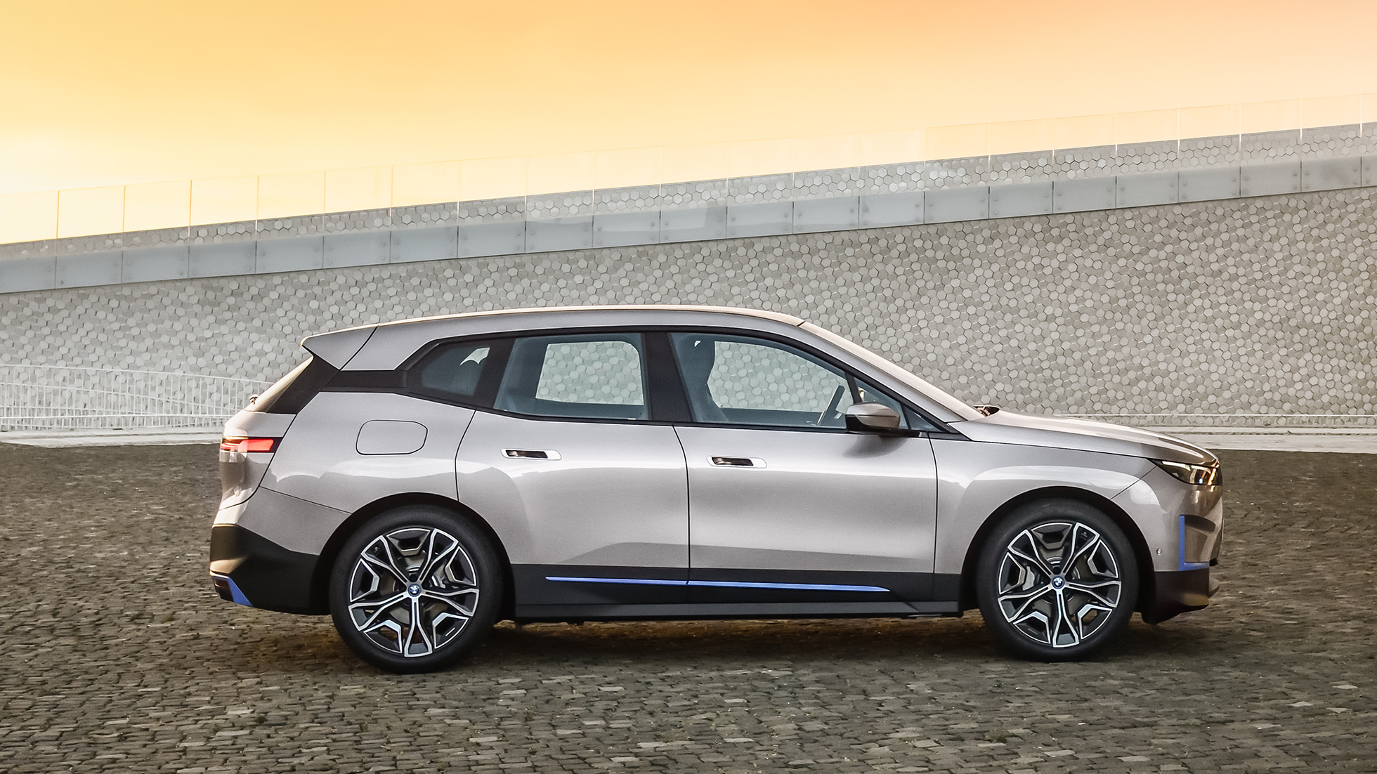 BMW iX side view standing BMW iX Cashmere Silver i20 side view standing