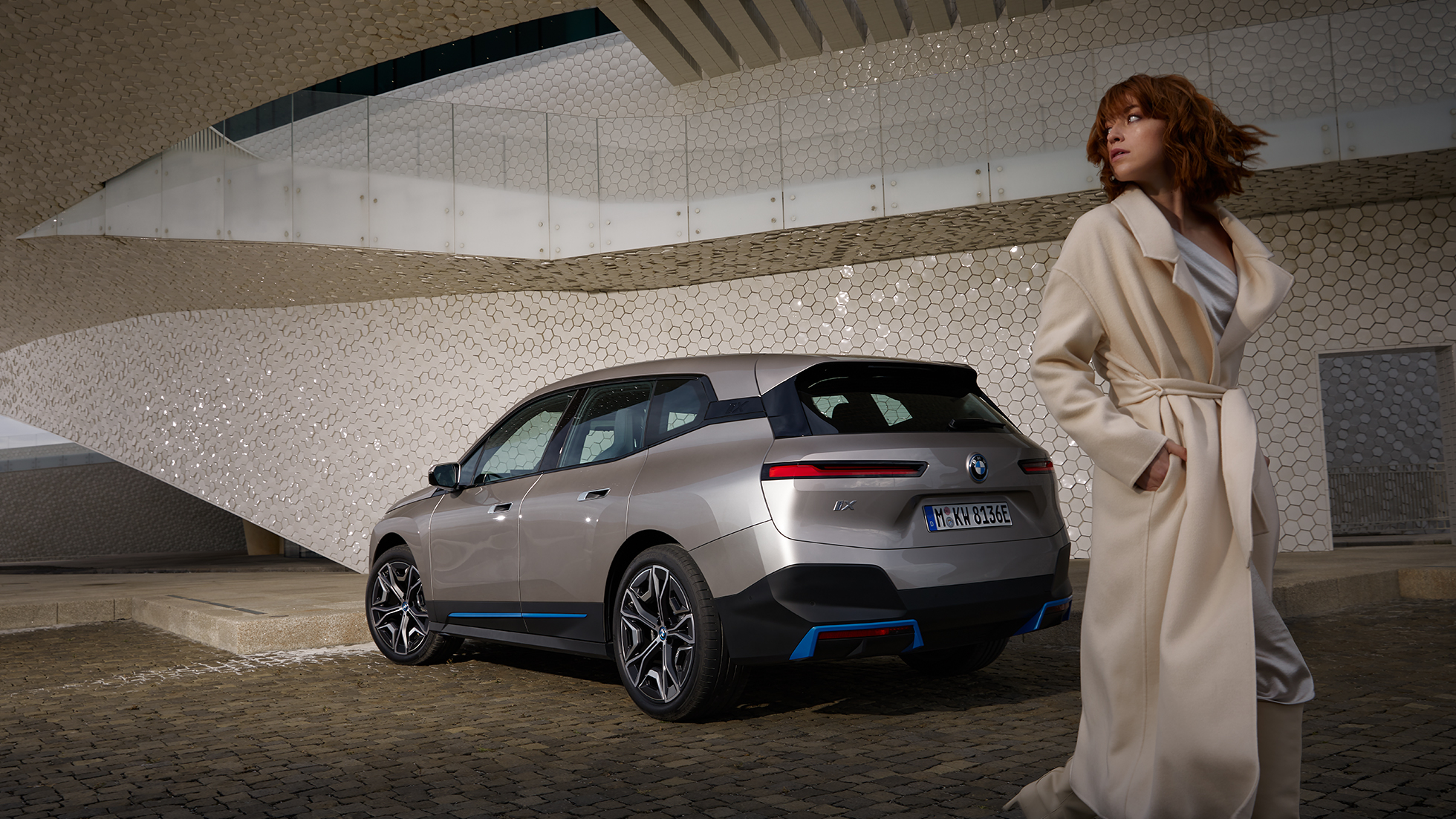 BMW iX three-quarter rear view standing BMW iX i20 Cashmere Silver three-quarter rear view standing