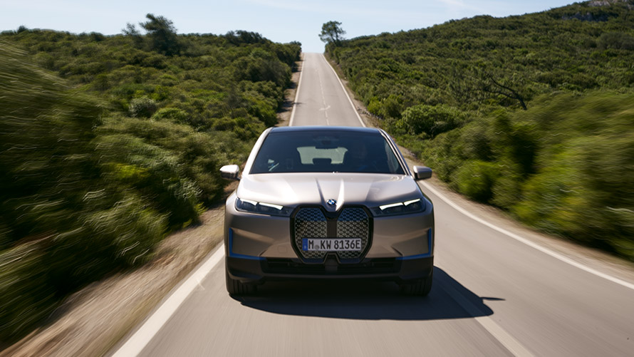 BMW iX front view on the road BMW iX Cashmere Silver i20 front view on the road