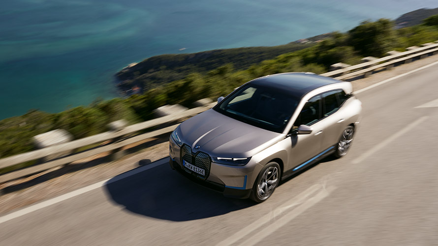 BMW iX bird’s-eye view on the road BMW iX Cashmere Silver i20 bird’s-eye view on the road
