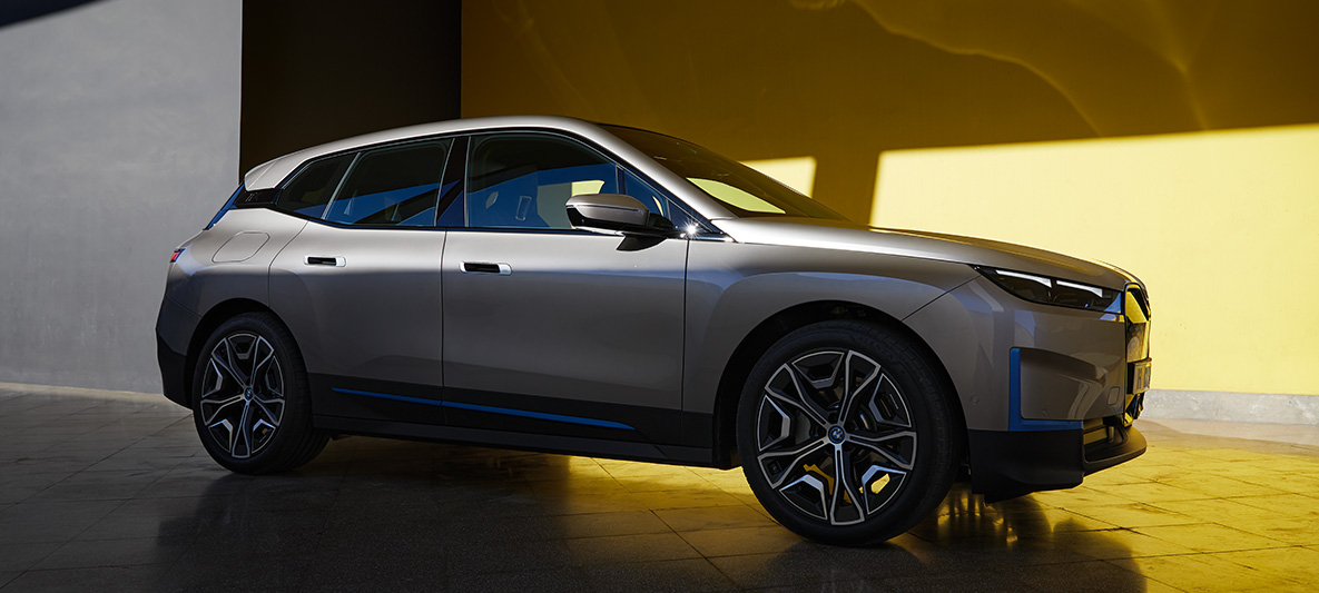 BMW iX three-quarter side view standing BMW iX Cashmere Silver i20 three-quarter side view standing