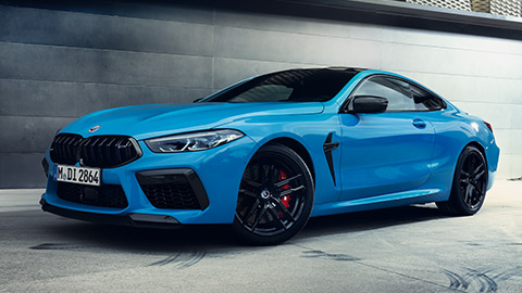 BMW M8 Coupé (F92) three-quarter rear view standing with model