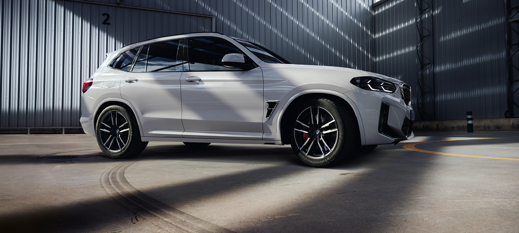 BMW X3 M F97 LCI Facelift 2021 three-quarter side view BMW X3 M F97 LCI Facelift 2021 Alpine White three-quarter side view