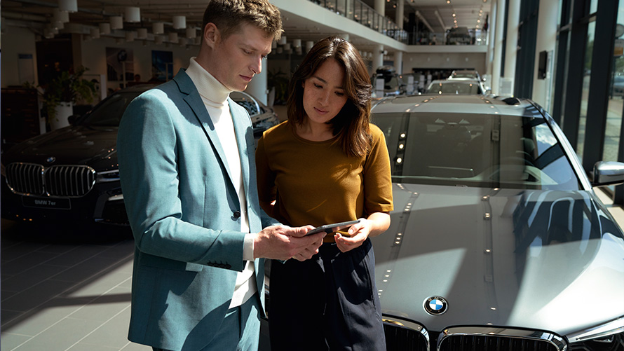 BMW Service employee greets customer BMW iX3 G08  BMW iX3 G08 2021 BMW Service employee greets customer