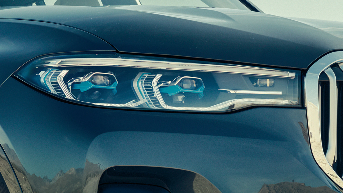 BMW laserlight BMW laserlight: Close-up of the BMW X7 front in three-quarter front view