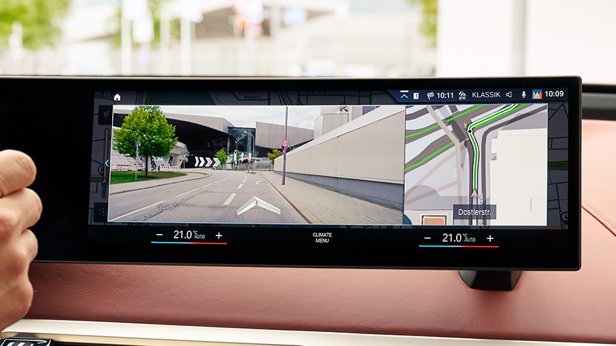 BMW Maps Connected Navigation with Augmented View BMW Maps Connected Navigation in the Control Display with Augmented View