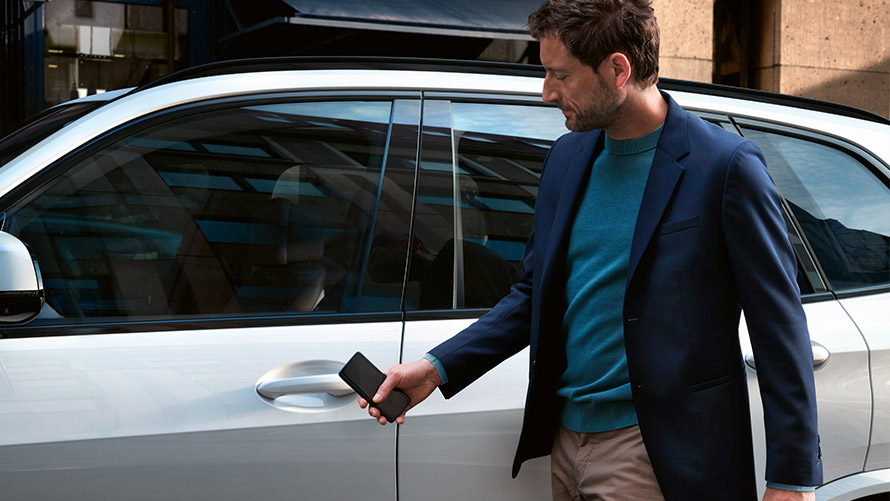 Digital Key Man opens BMW with Digital Key on Smartphone