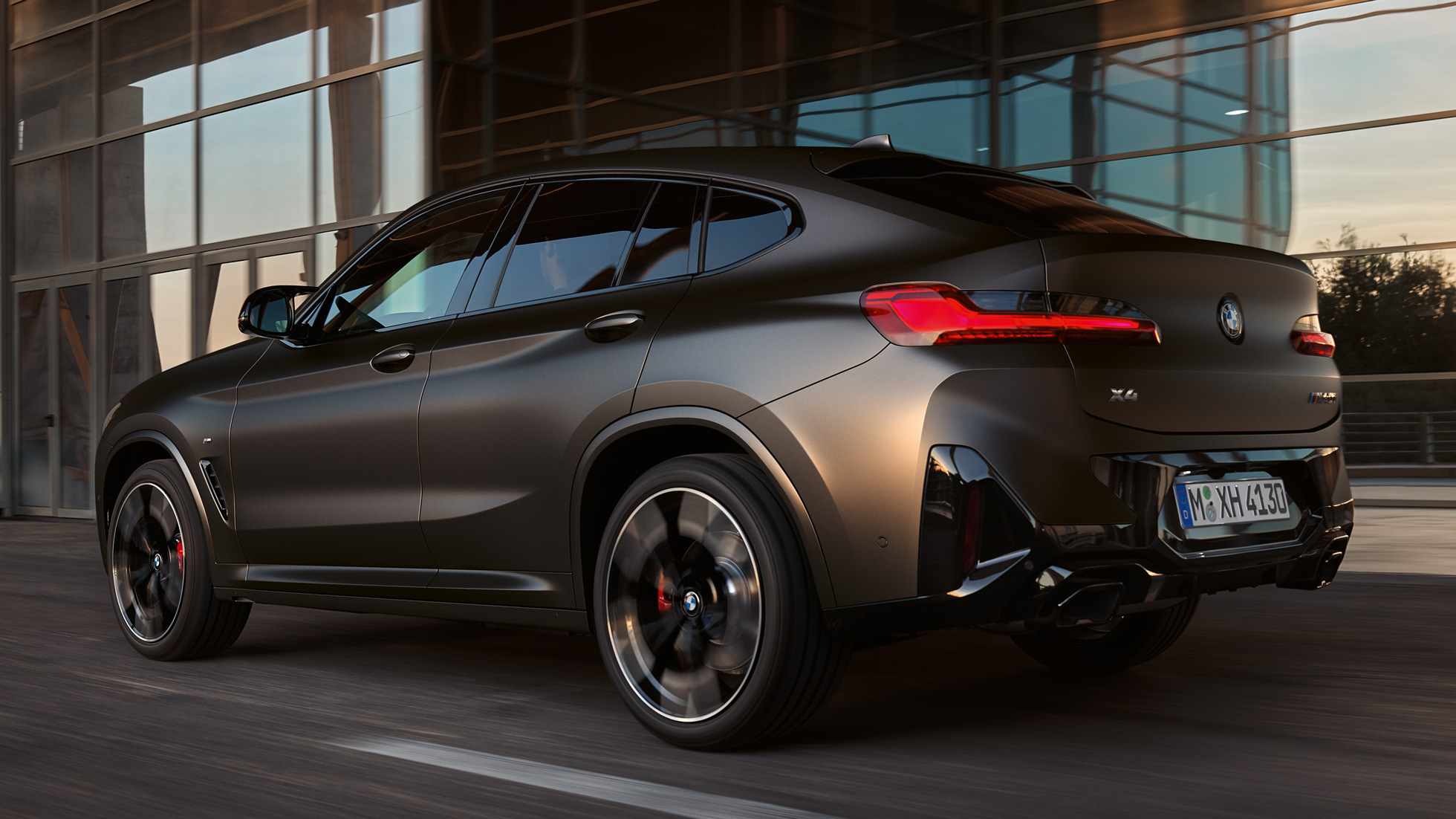 BMW X4 M Competition F98 LCI Facelift 2021 side view standing BMW X4 M Competition F98 LCI Facelift 2021 BMW Individual Frozen Portimao Blue metallic side view standing