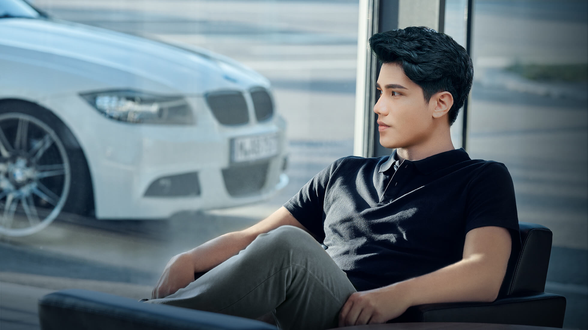 BMW Service BMW Service Inclusive BMW Service BMW Service Inclusive man sits relaxed at a BMW dealer