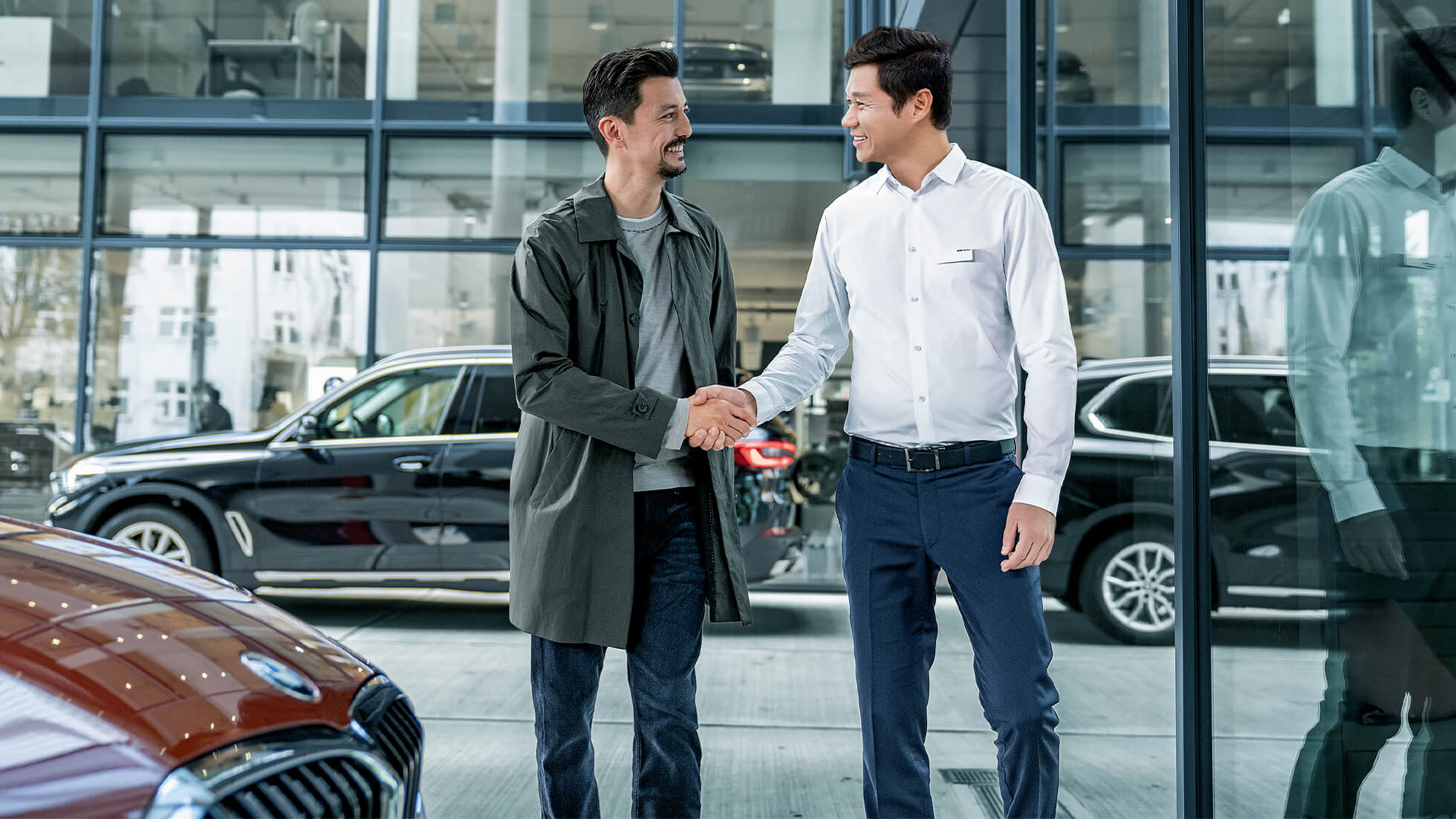 BMW Service BMW service offer BMW Service man at BMW partner
