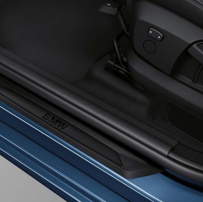 Door sill finishers BMW 2 Series Gran Tourer 218i Modell Advantage F46 2018 Mediterranean Blue metallic close-up view