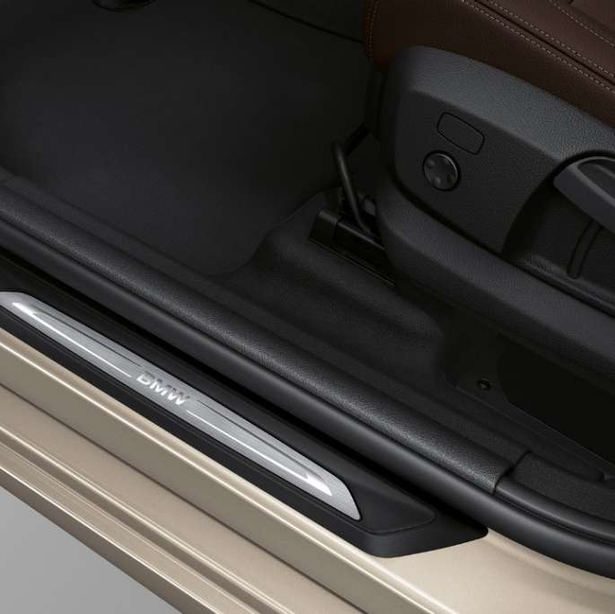 Door sill finishers BMW 2 Series Gran Tourer 218d xDrive Model Luxury Line F46 2018 Jucaro Beige metallic close-up view 