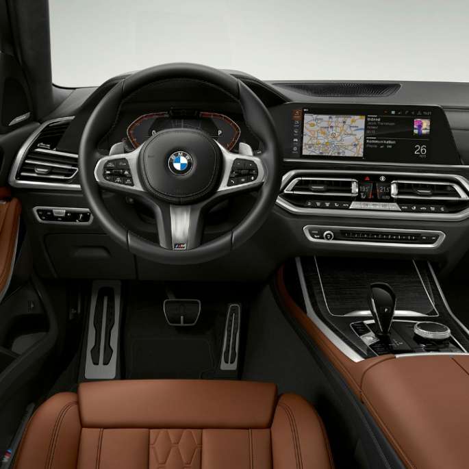 BMW X7, M Sport Package cockpit Frontal close-up of the driver's cockpit of the BMW X7 with M Sport Package features