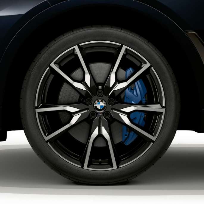 BMW X7, M Sport Package light alloy wheel Close-up of the light alloy wheel of the BMW X7 with M Sport Package features