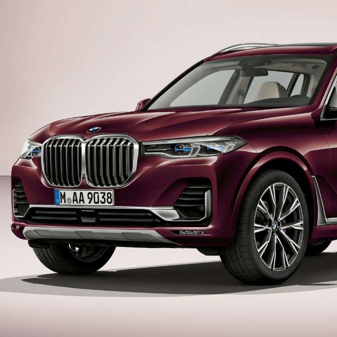 BMW X7 BMW Individual X7 xDrive40i Studio shot of the BMW X7 three-quarter front view as BMW Individual X7 xDrive40i