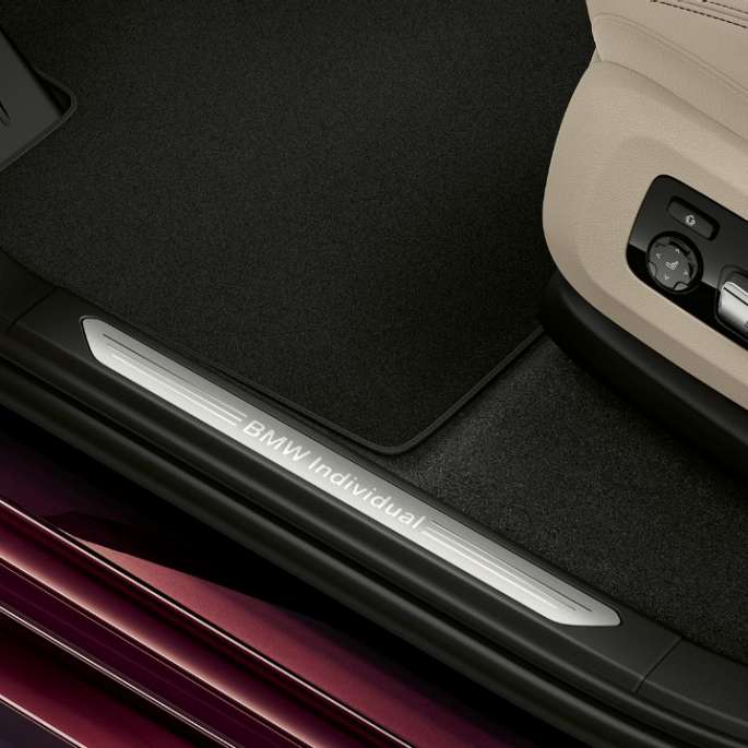 BMW X7, BMW Individual X7 xDrive40i door sill Close-up of the door sill of the BMW X7 with BMW Individual X7 xDrive40i features