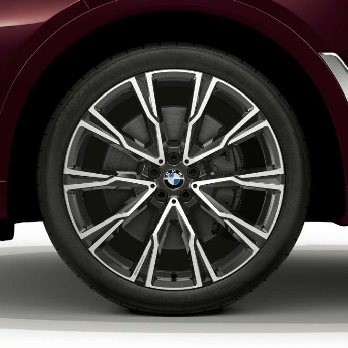 BMW X7, BMW Individual xDrive40i light alloy wheel Close-up of the light alloy wheel of the BMW X7 with BMW Individual xDrive40i features