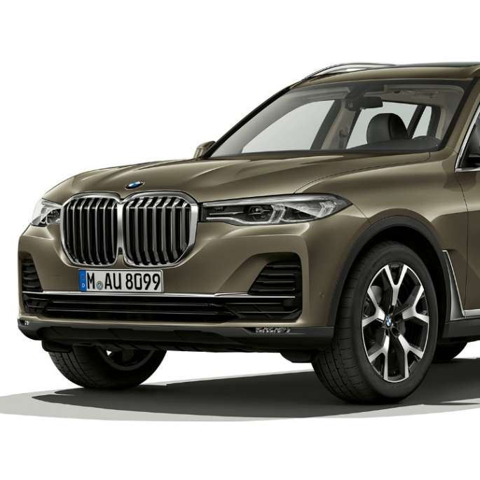 BMW X7 Studio shot of the BMW X7 three-quarter front view in Vermont bronze